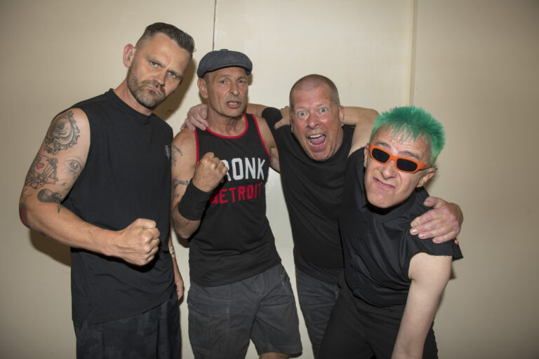 Cockney Rejects, com Olga do Toy Dolls, retorna ao Brasil em 2027